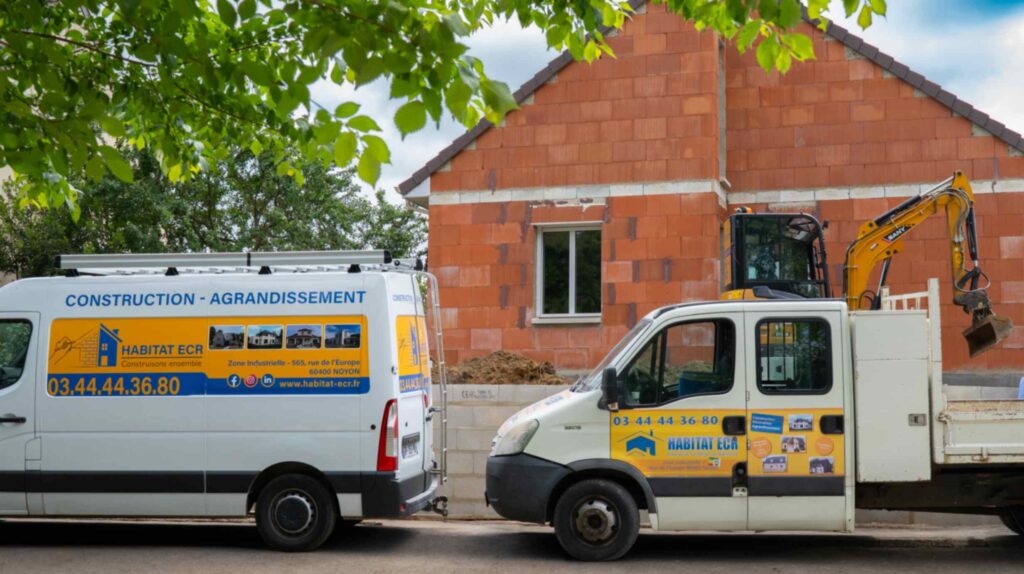 Camionnettes Habitat ECR sur un chantier d’agrandissement de maison dans l’Oise