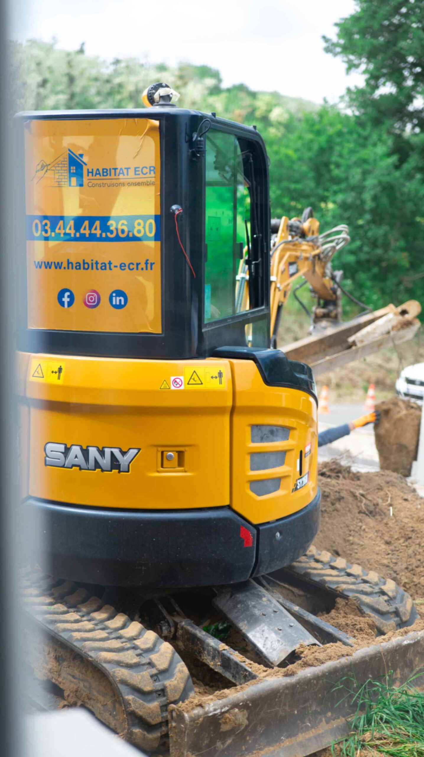 Engin de terrassement Habitat ECR en action sur un chantier de construction à Le Meux