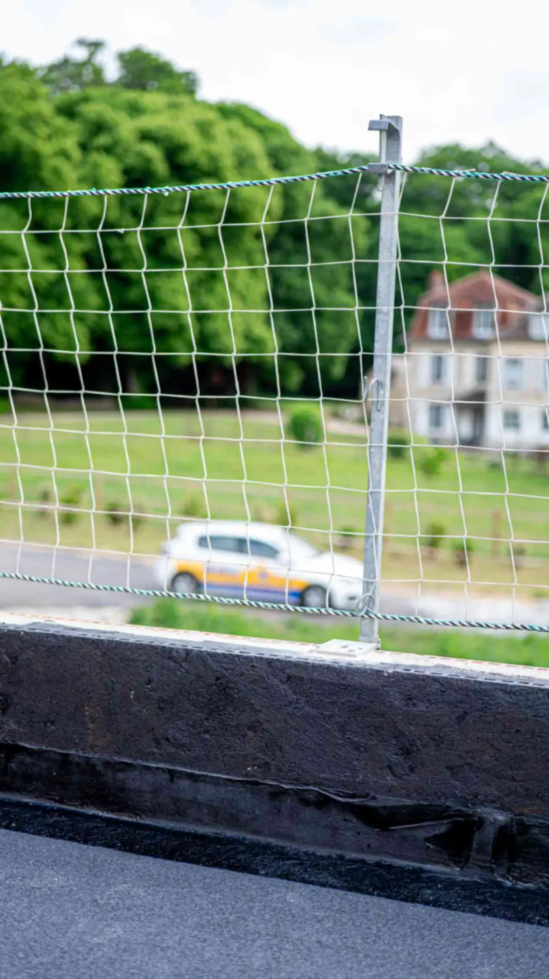 Parapet en filet de sécurité installé sur toit-plat par Habitat ECR